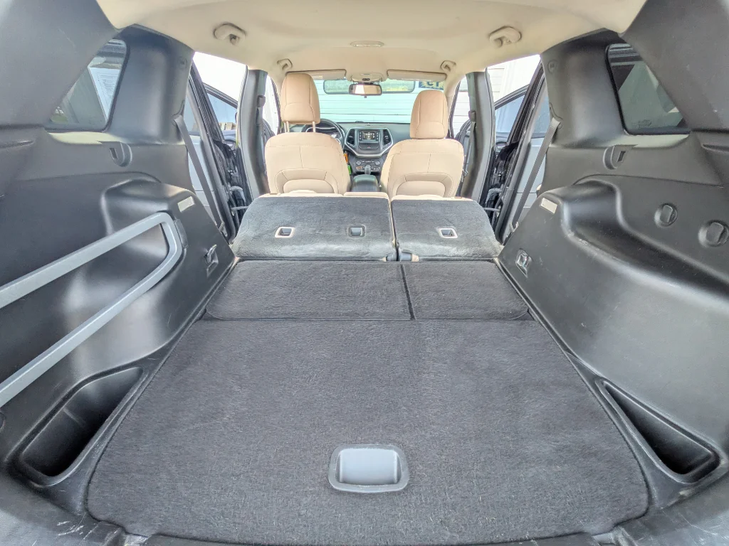 Used 2015 Brilliant Black Crystal Pearlcoat Jeep Latitude image 17