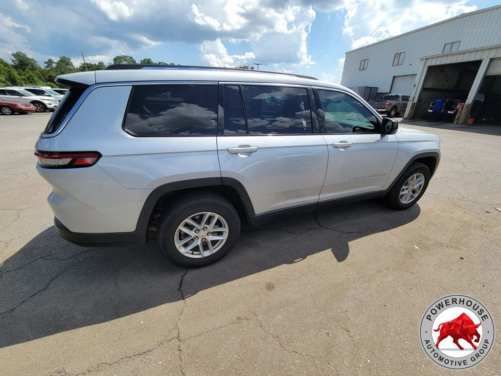 Used 2023 Silver Jeep Laredo image 5