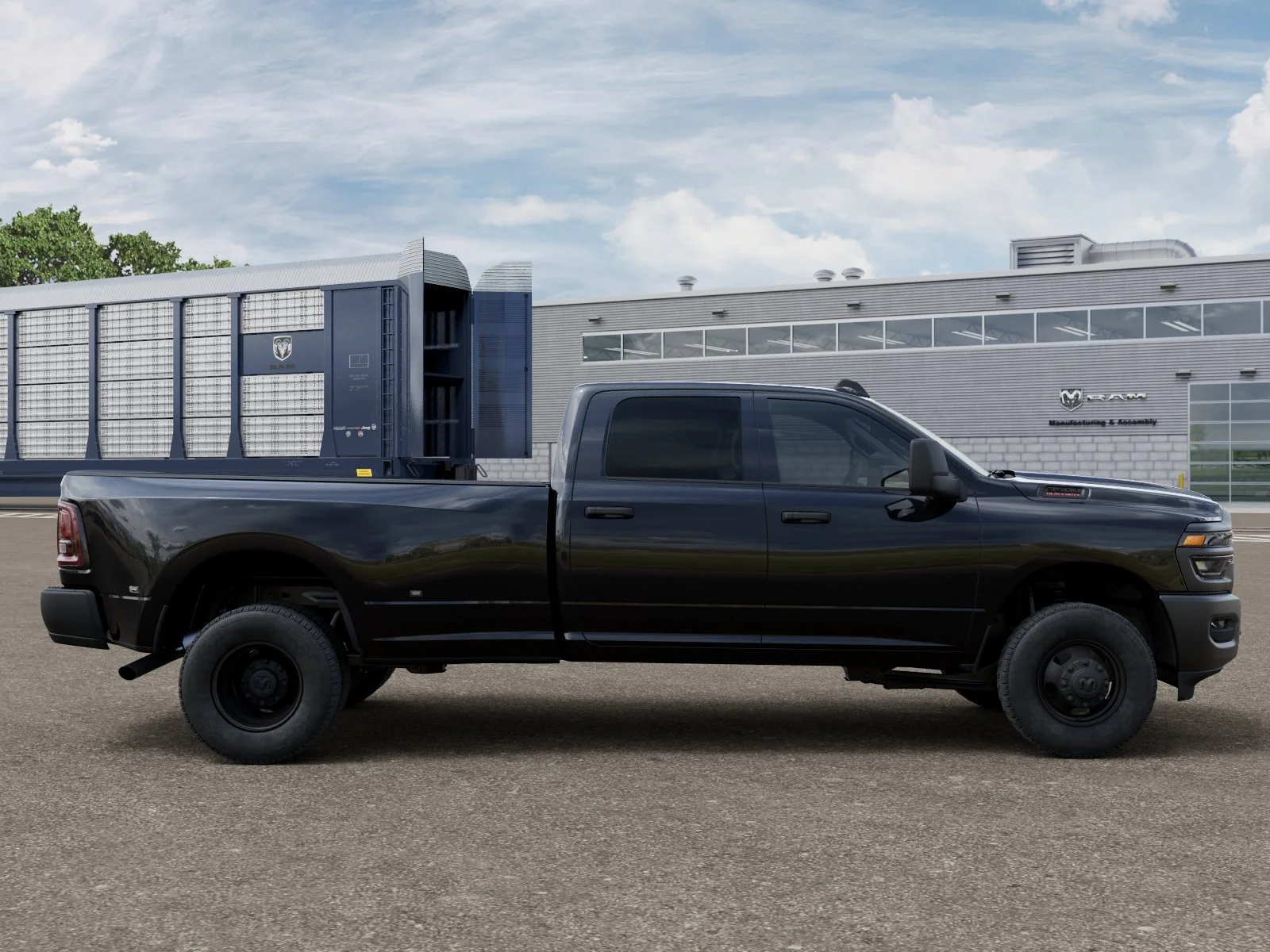 New 2026 Diamond Black Crystal Pearl-Coat Exterior Paint RAM TRADESMAN image 12