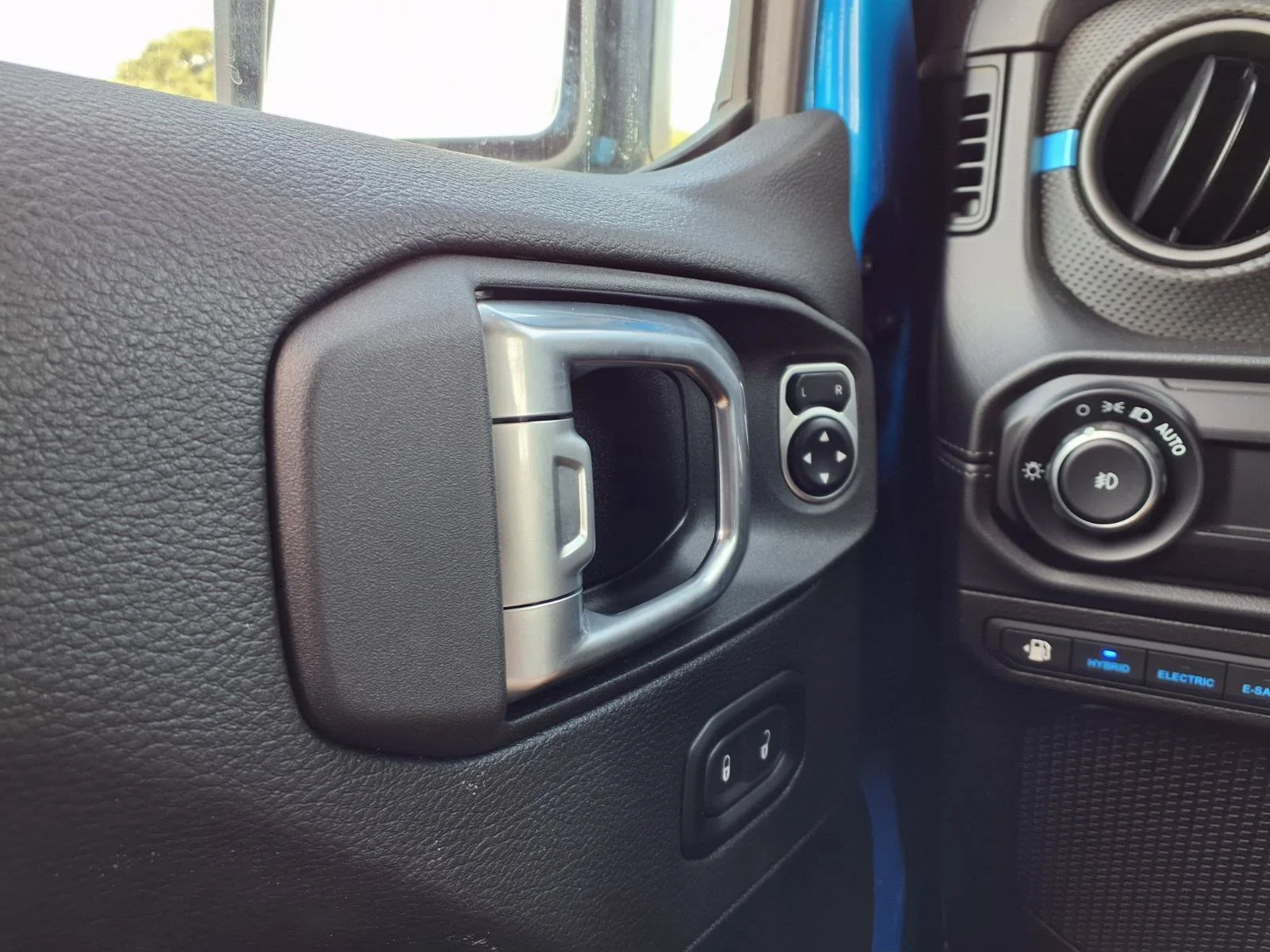 Used 2024 Hydro Blue Pearlcoat Jeep Rubicon image 13