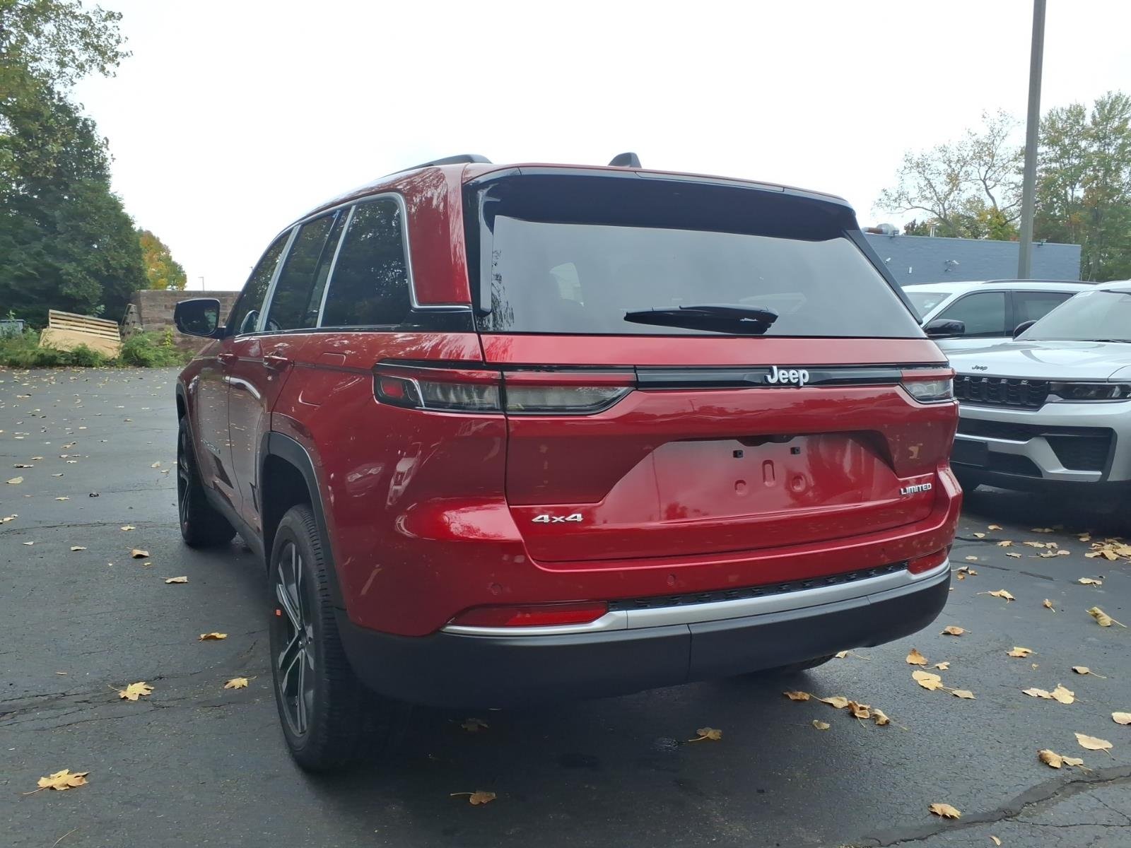 New 2027 Red Hot Pearlcoat Jeep Limited image 4