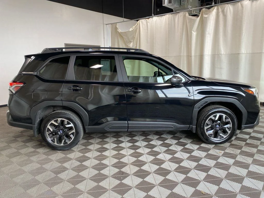 Used 2025 Crystal Black Silica Subaru Premium image 3