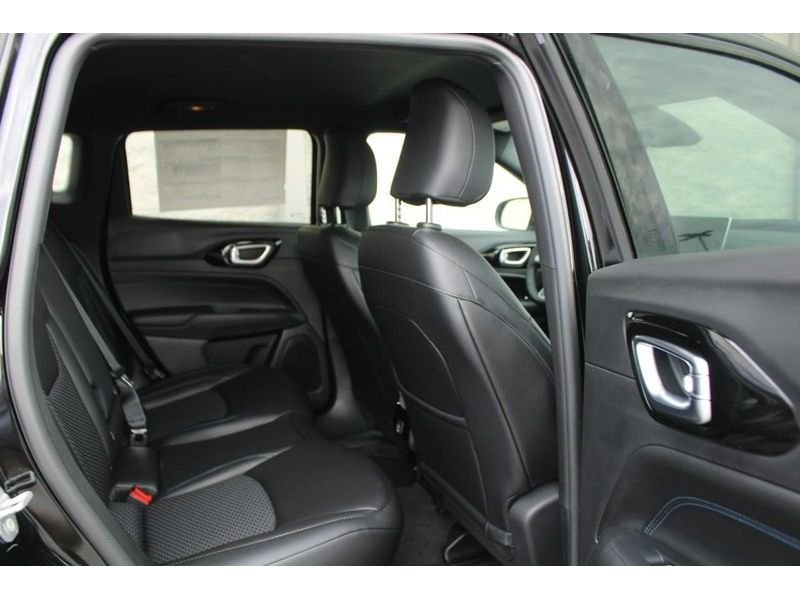 New 2026 Diamond Black Crystal Pearl-Coat Exterior Paint Jeep Latitude Altitude 4x4 image 6