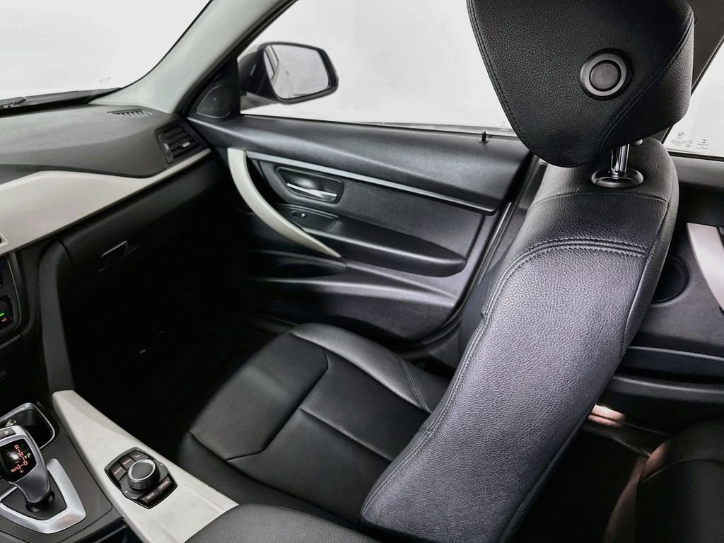 Used 2015 Alpine White BMW 320i image 21