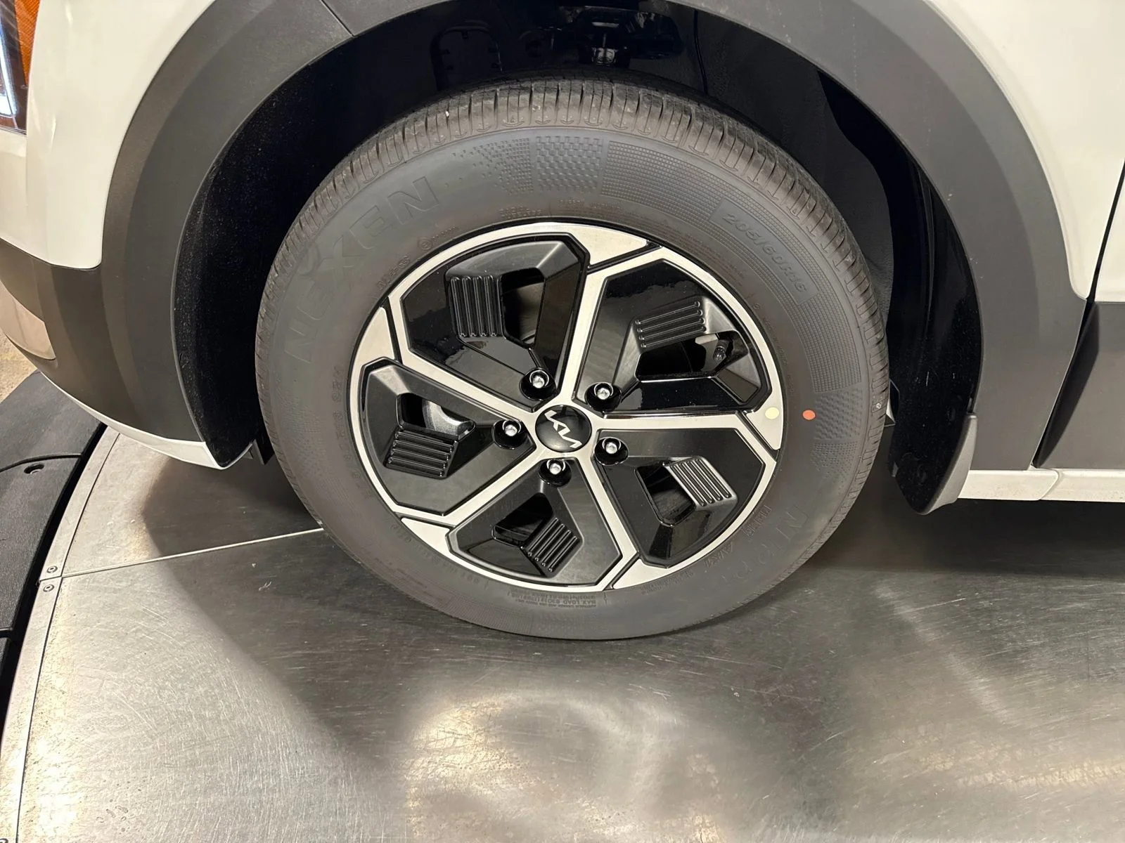 New 2026 Snow White Pearl Kia EX image 2