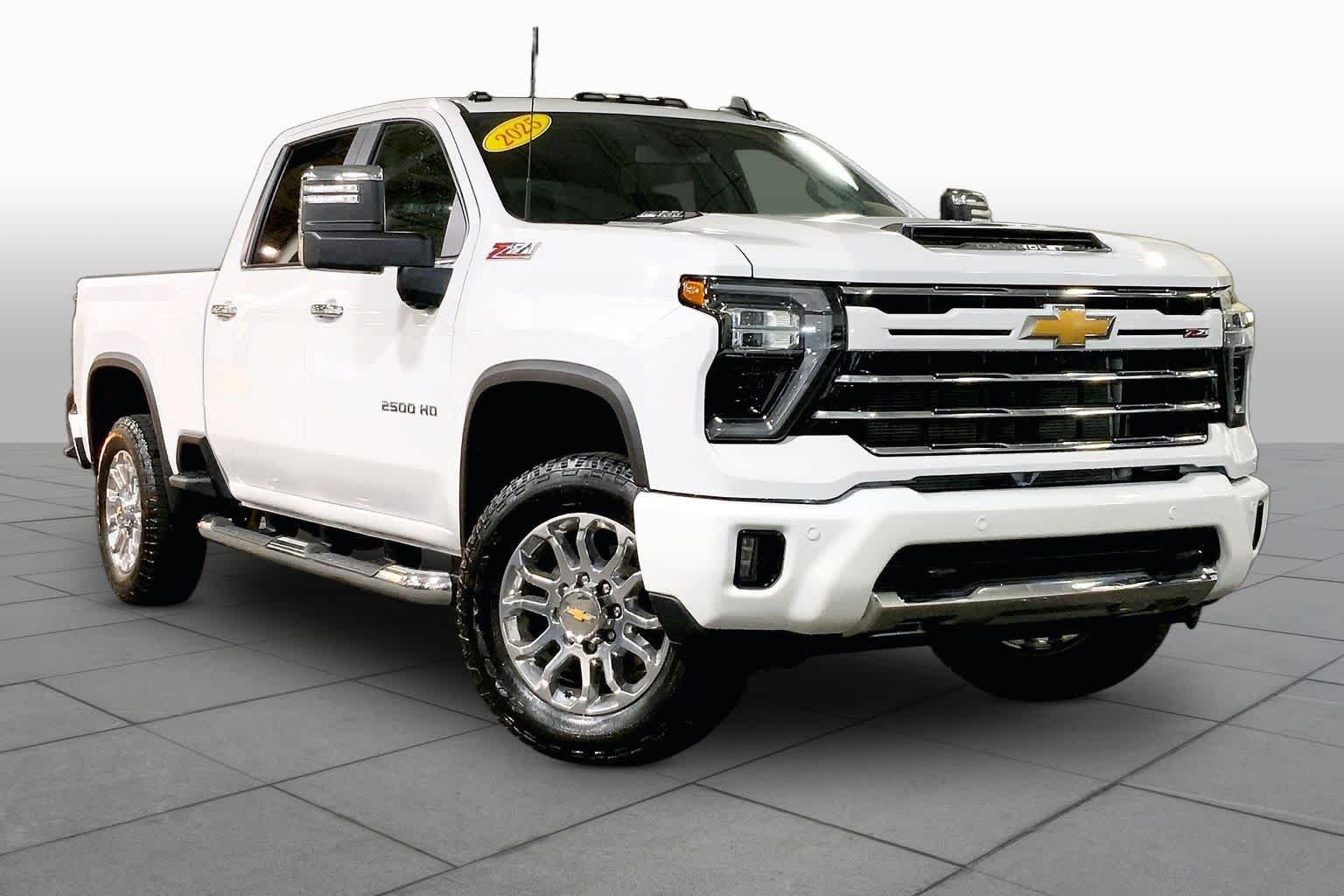 Used 2025 Summit White Chevrolet LT image 3