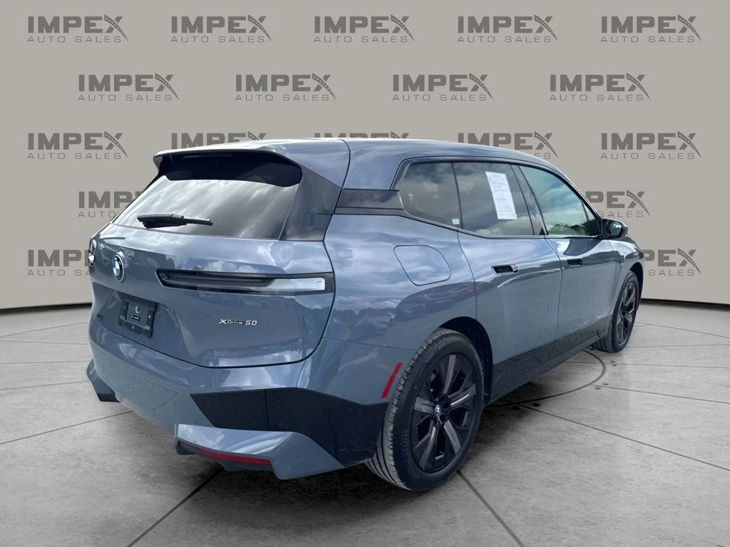 Used 2024 Gray BMW xDrive50 image 3