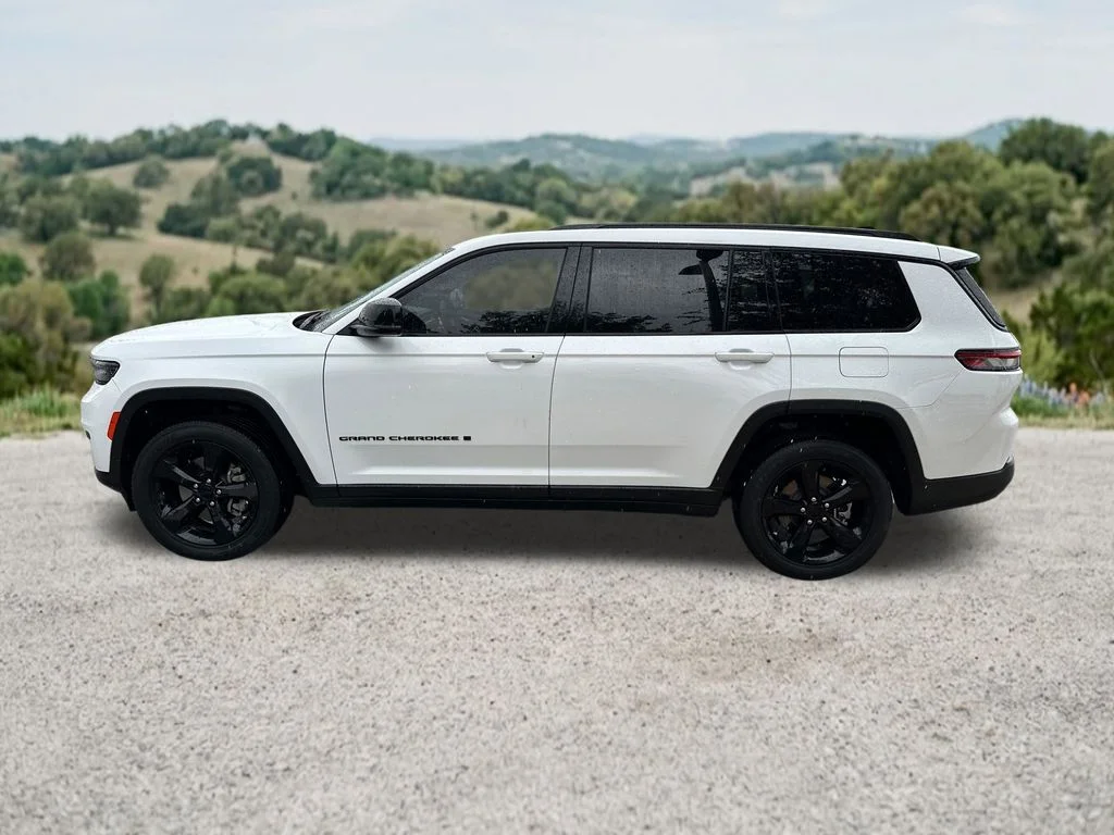 Used 2023 White Jeep Altitude image 5
