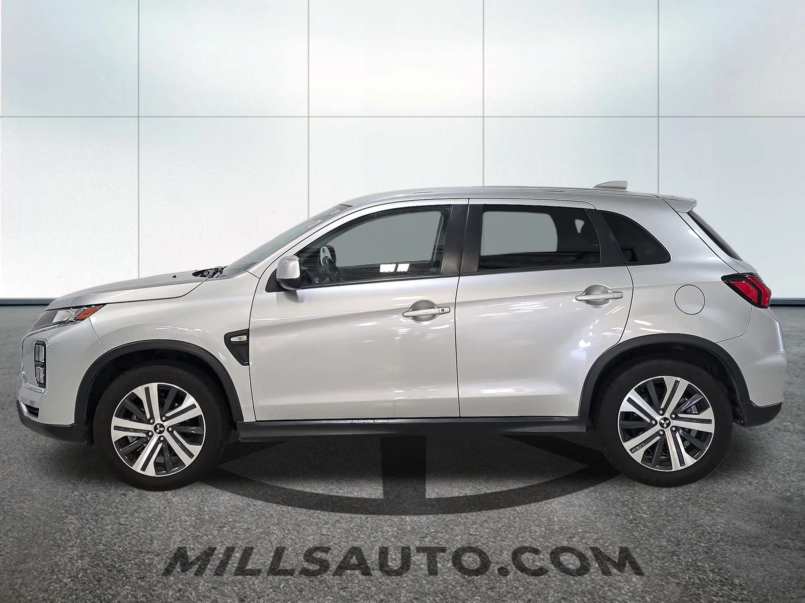 Used 2024  Mitsubishi  image 3