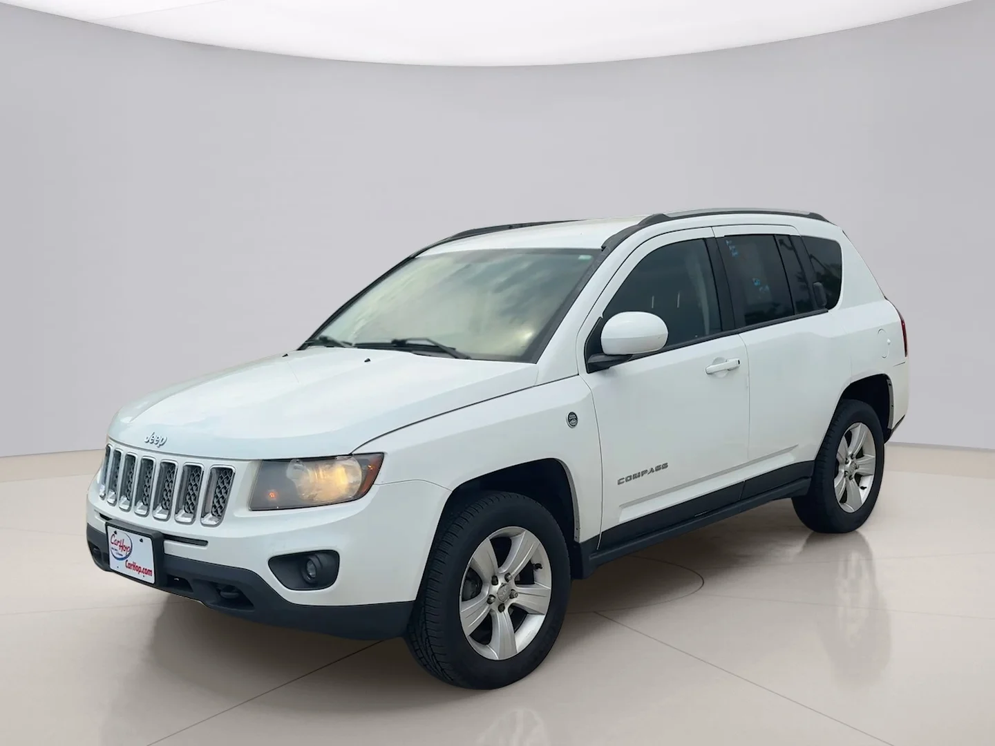 Used 2015 White Jeep LATITUDE image 1