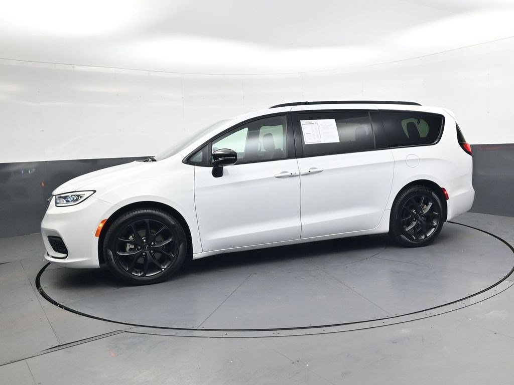 Used 2025 Bright White Clearcoat Chrysler Limited image 7