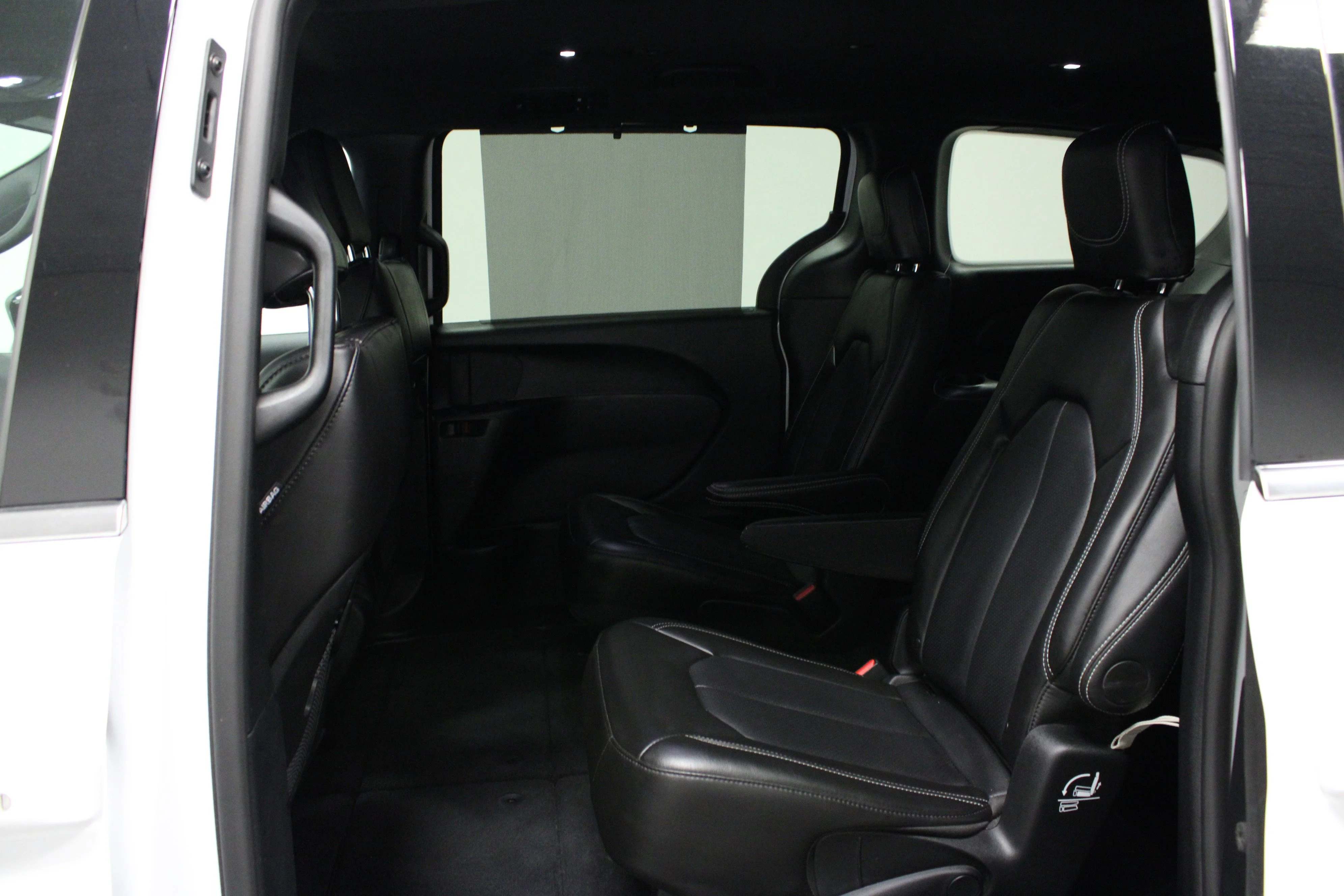 Used 2025 Bright White Clearcoat Chrysler Select image 13
