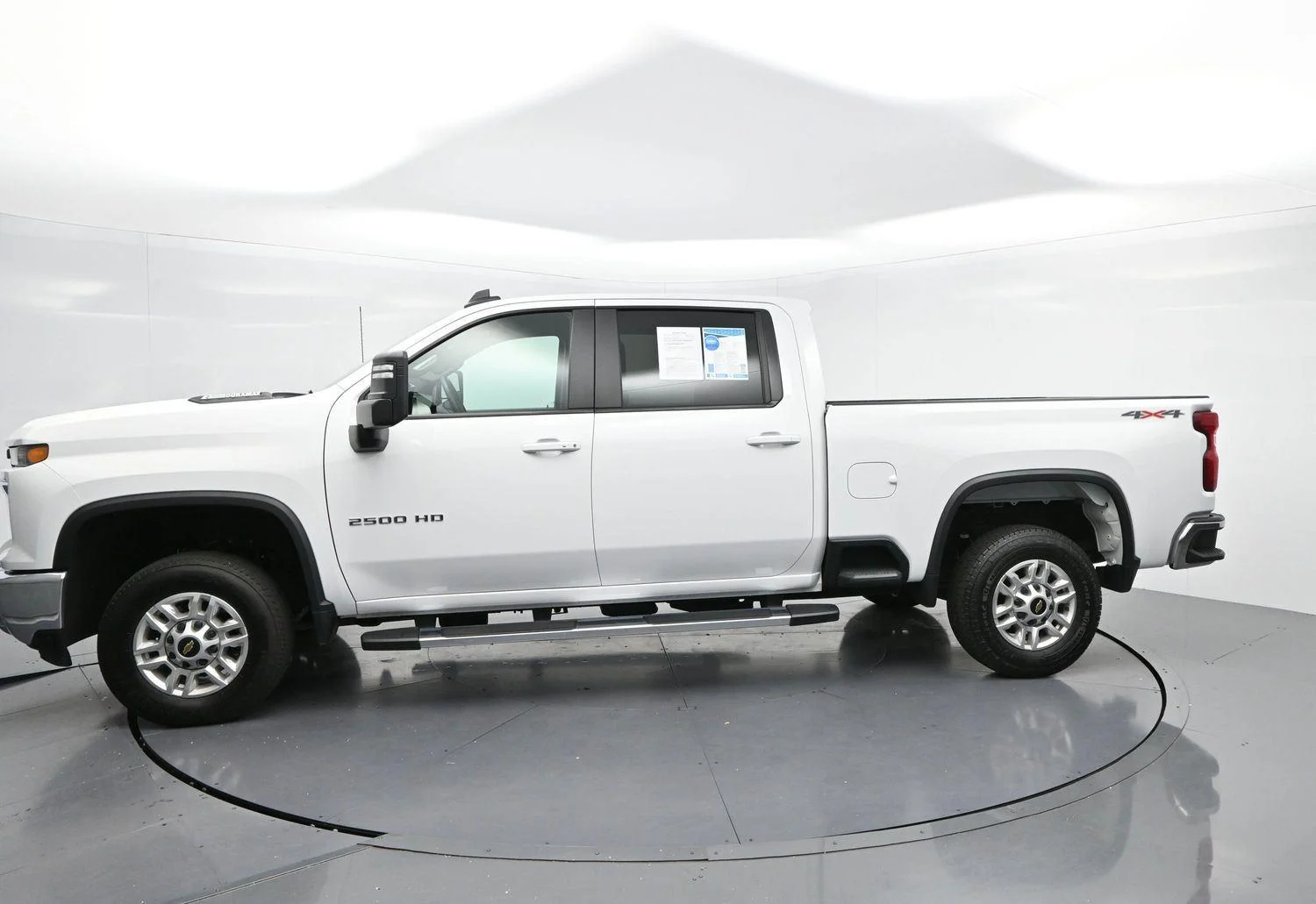 Used 2025 Summit White Chevrolet LT image 4