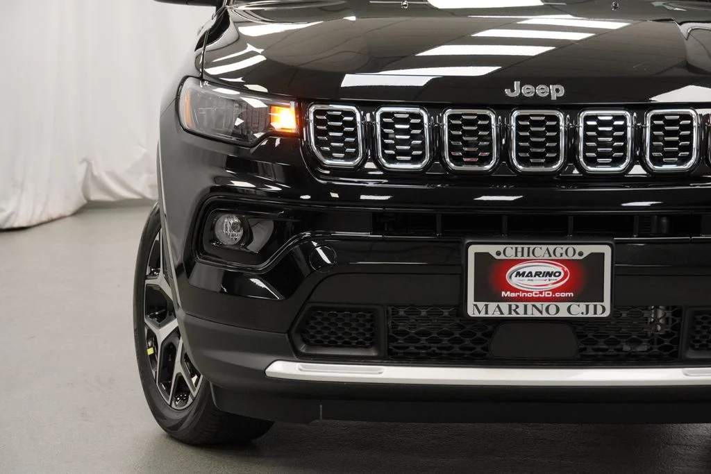 New 2026 Diamond Black Crystal Pearl-Coat Exterior Paint Jeep Limited image 6