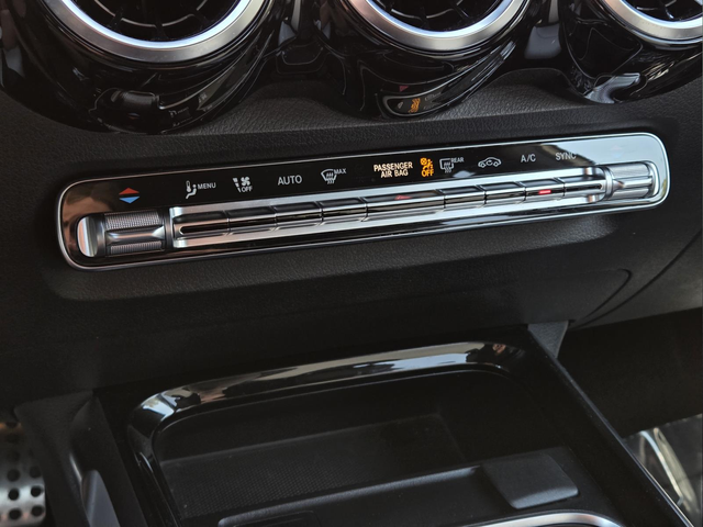 Used 2022  Mercedes-Benz GLB 250 image 21