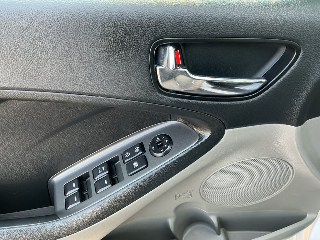 Used 2015 Silver Kia LX image 10