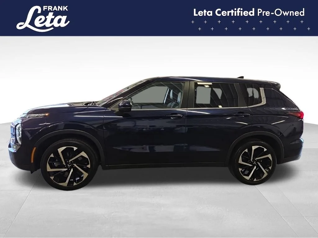 Used 2022 Blue Mitsubishi SE image 3