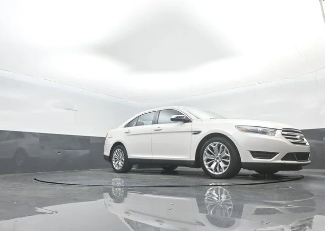 Used 2018 White Platinum Clearcoat Metallic Ford Limited image 35