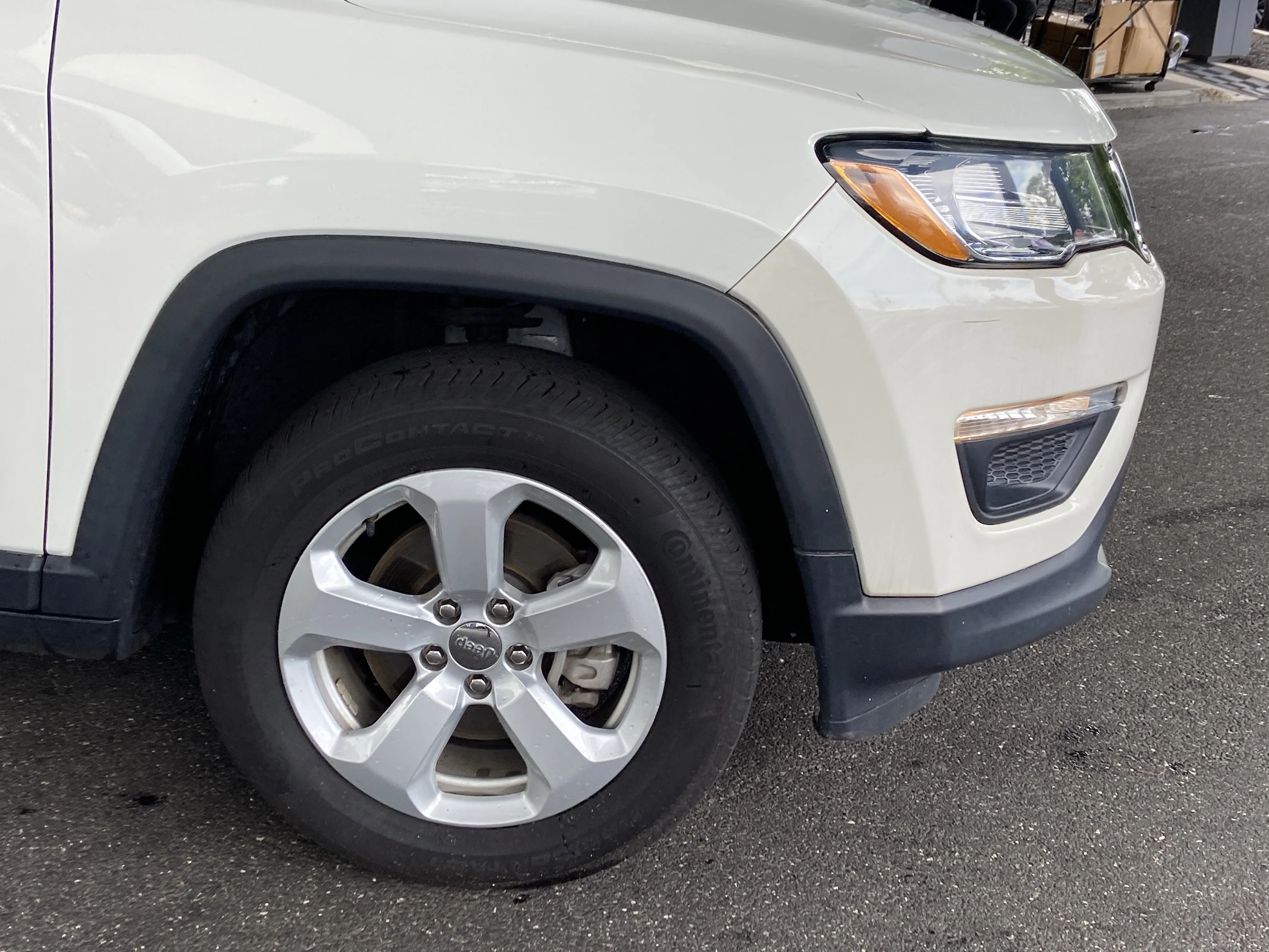 Used 2020 White Clearcoat Jeep Latitude image 9
