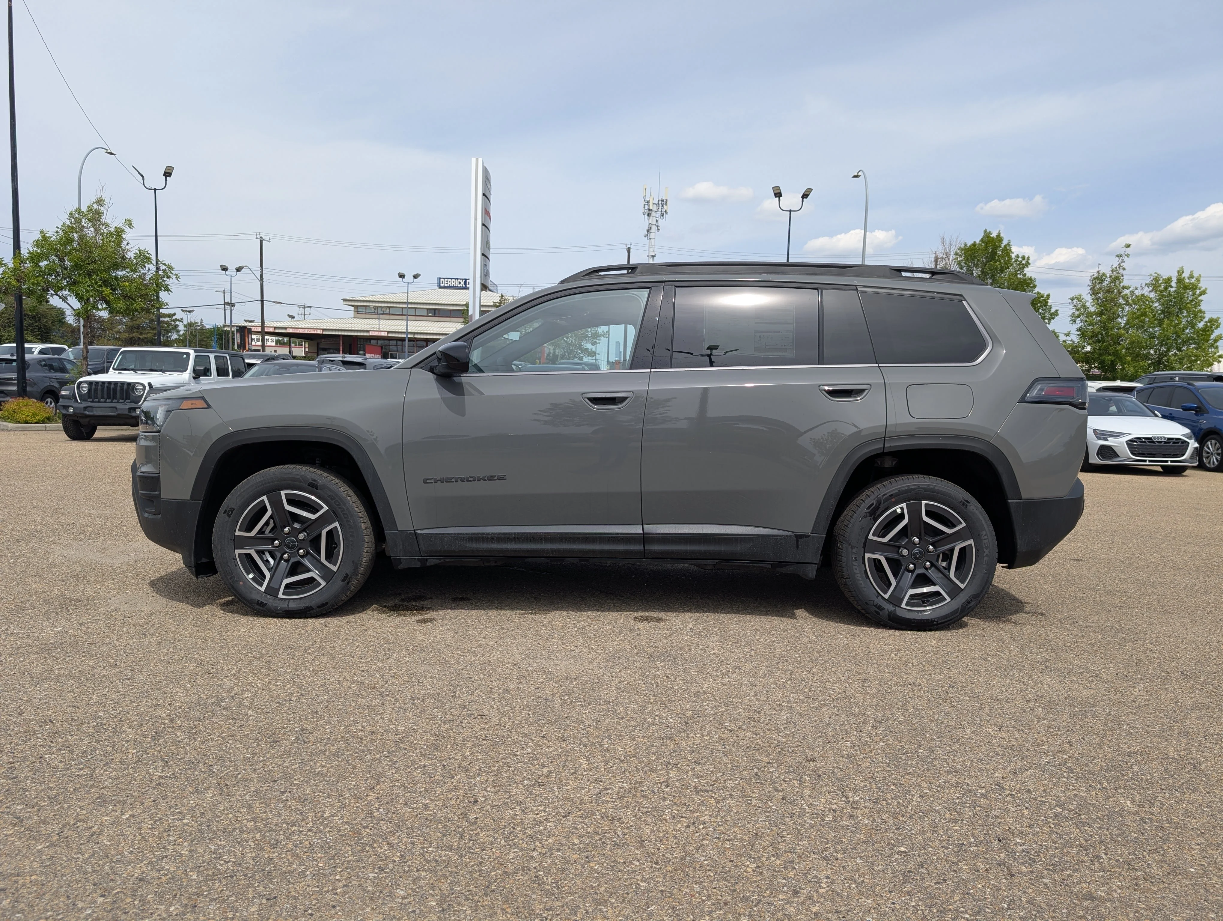 New 2026 Sting-Grey Jeep Laredo image 3