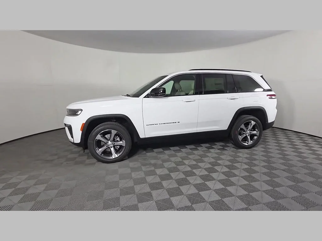 New 2026 Bright White Clear-Coat Exterior Paint Jeep Limited image 37