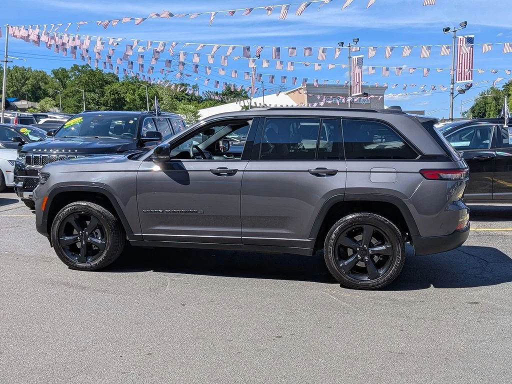Used 2023 Gray Jeep Altitude X image 11
