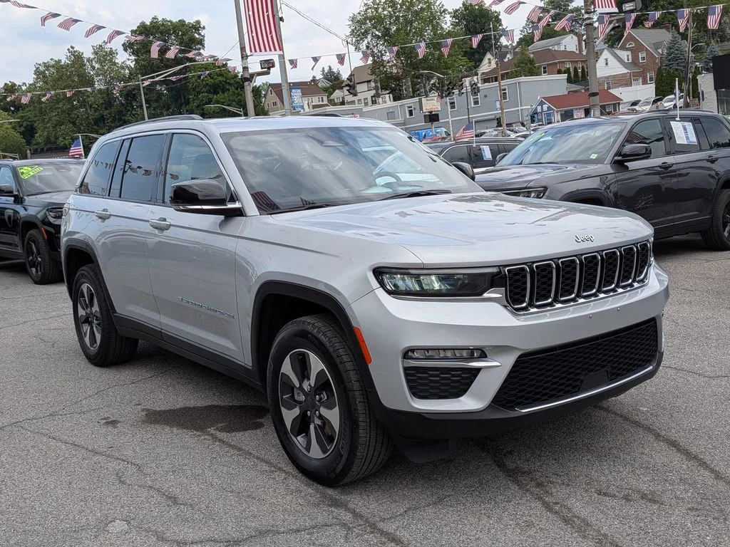 Used 2024 Silver Jeep 4xe image 4