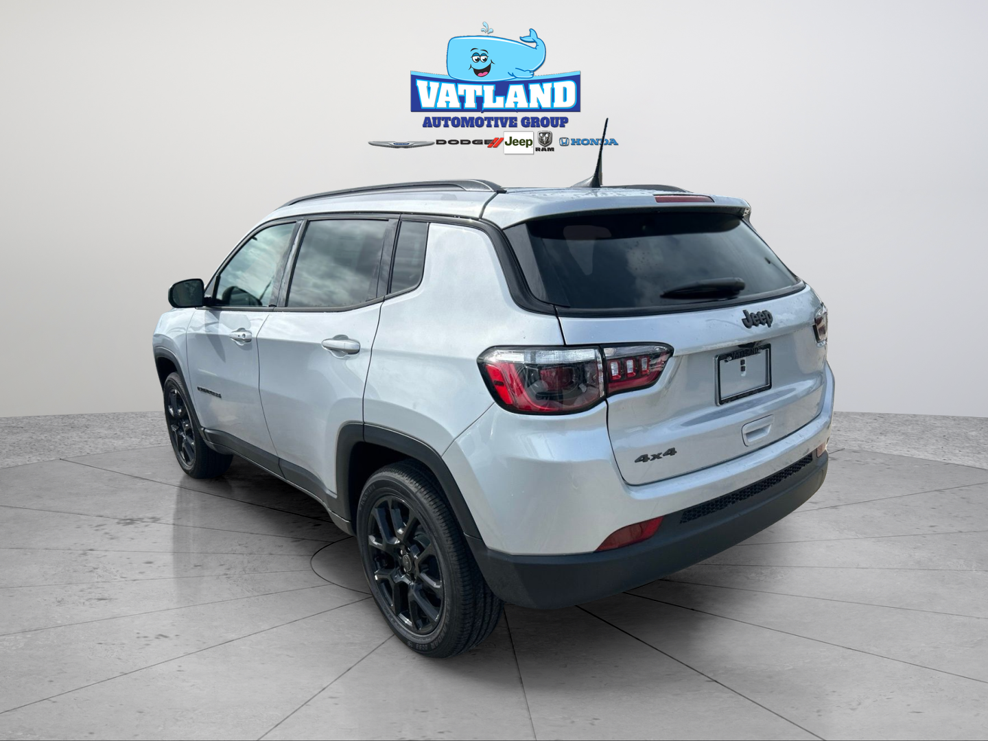 New 2026 Silver Zynith Metallic Clearcoat Jeep Latitude image 3