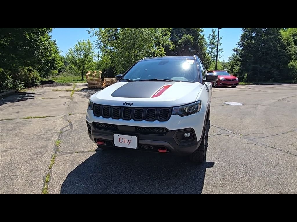 New 2026 Bright White Clear-Coat Exterior Paint Jeep Trailhawk image 4