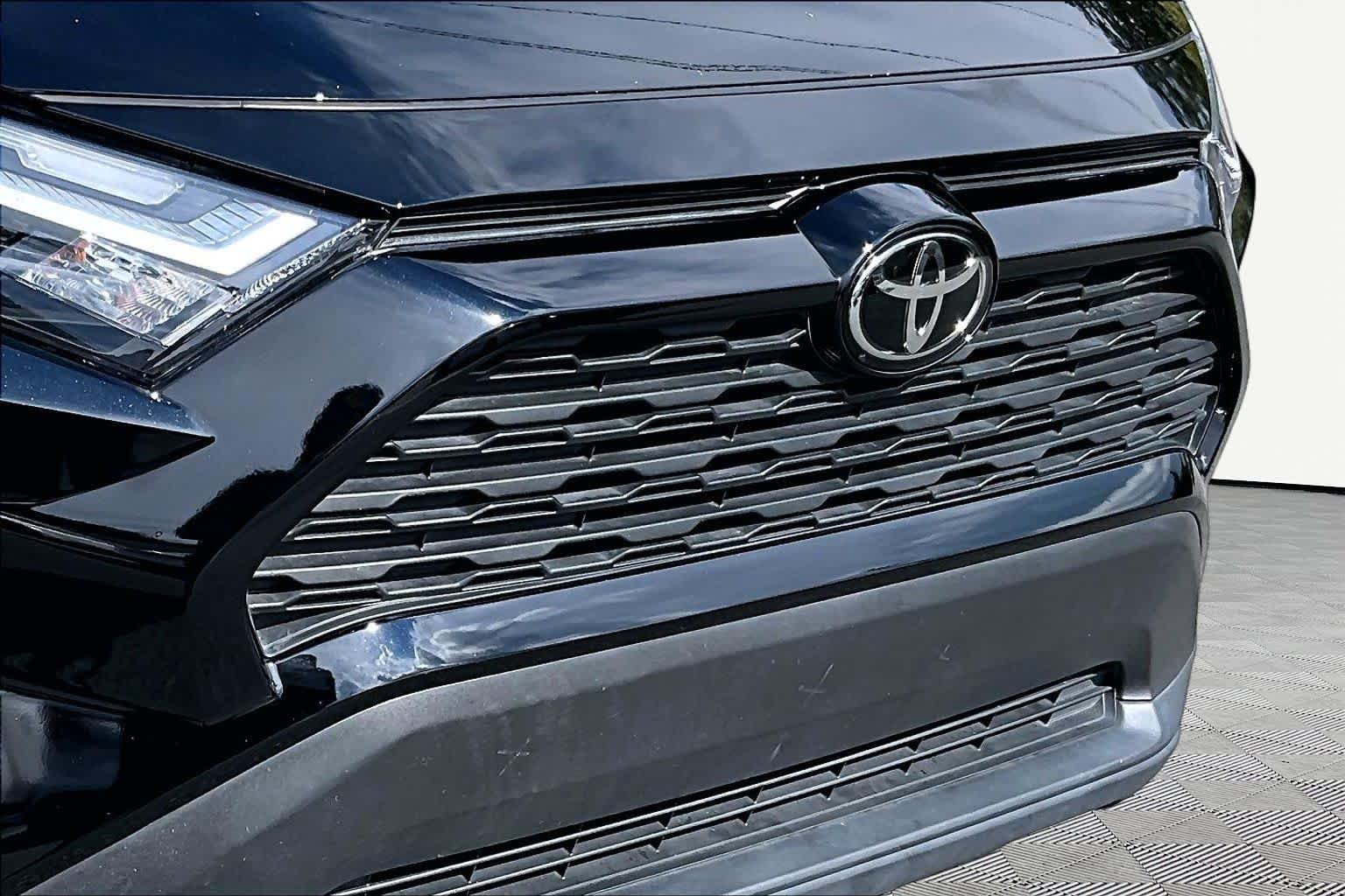 Used 2025 Midnight Black Metallic Toyota XLE image 30