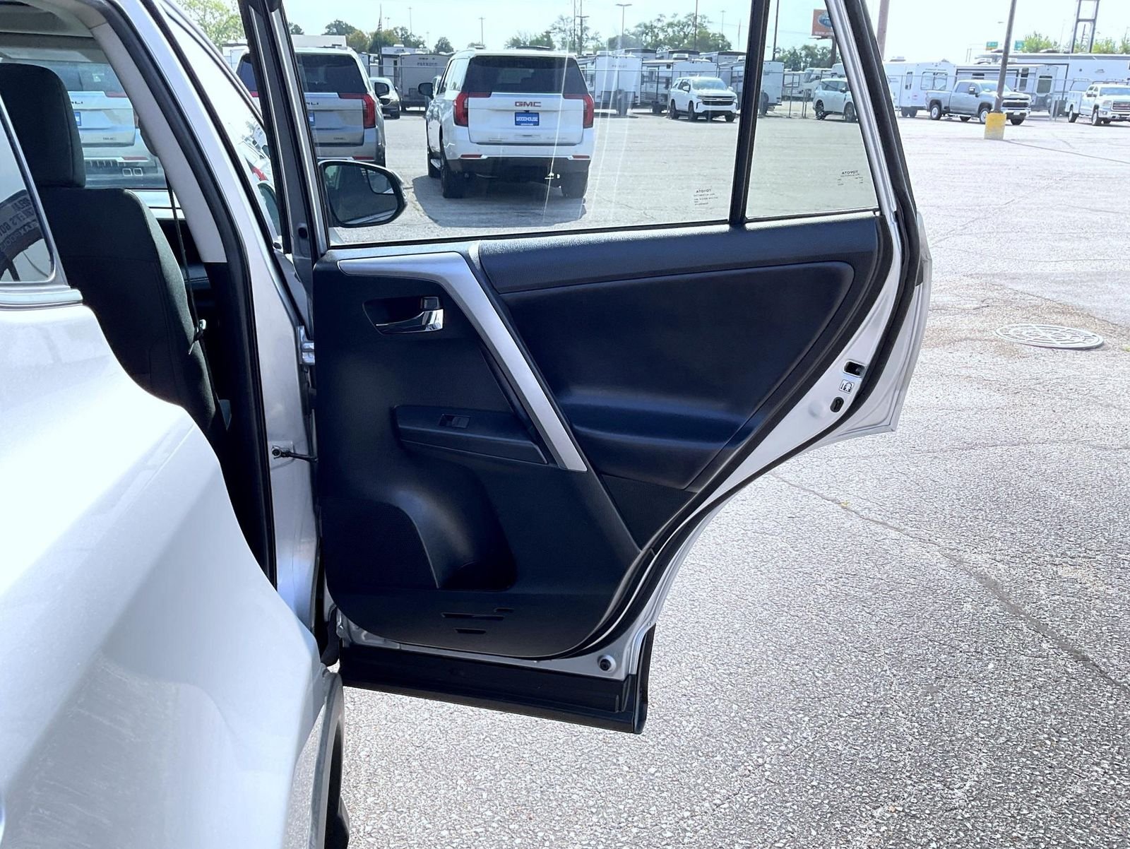 Used 2018 Silver Toyota XLE image 17