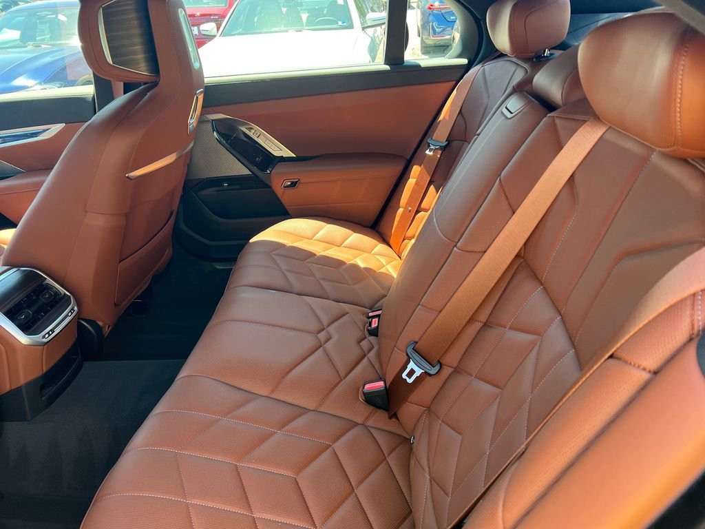 2025 BMW 7 Series 750e - Photo 25