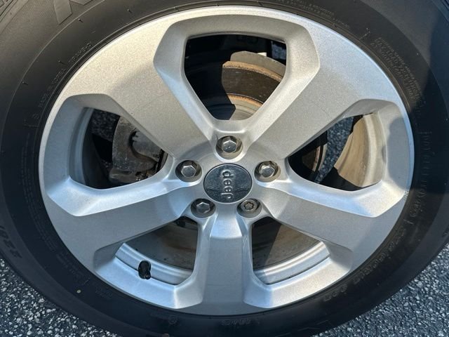 Used 2019 Granite Crystal Clearcoat Metallic Jeep Latitude image 6