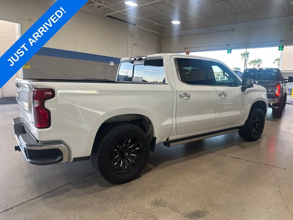 Used 2022 Summit White Chevrolet LTZ image 3