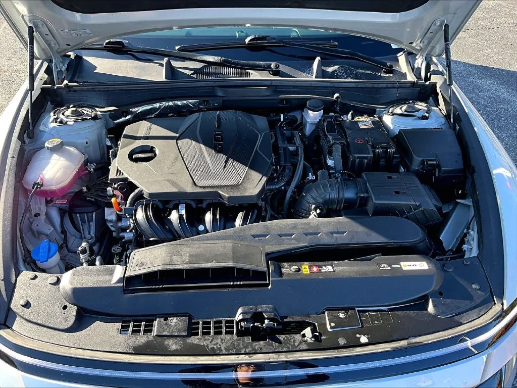 Used 2025 Silver Hyundai SEL image 11