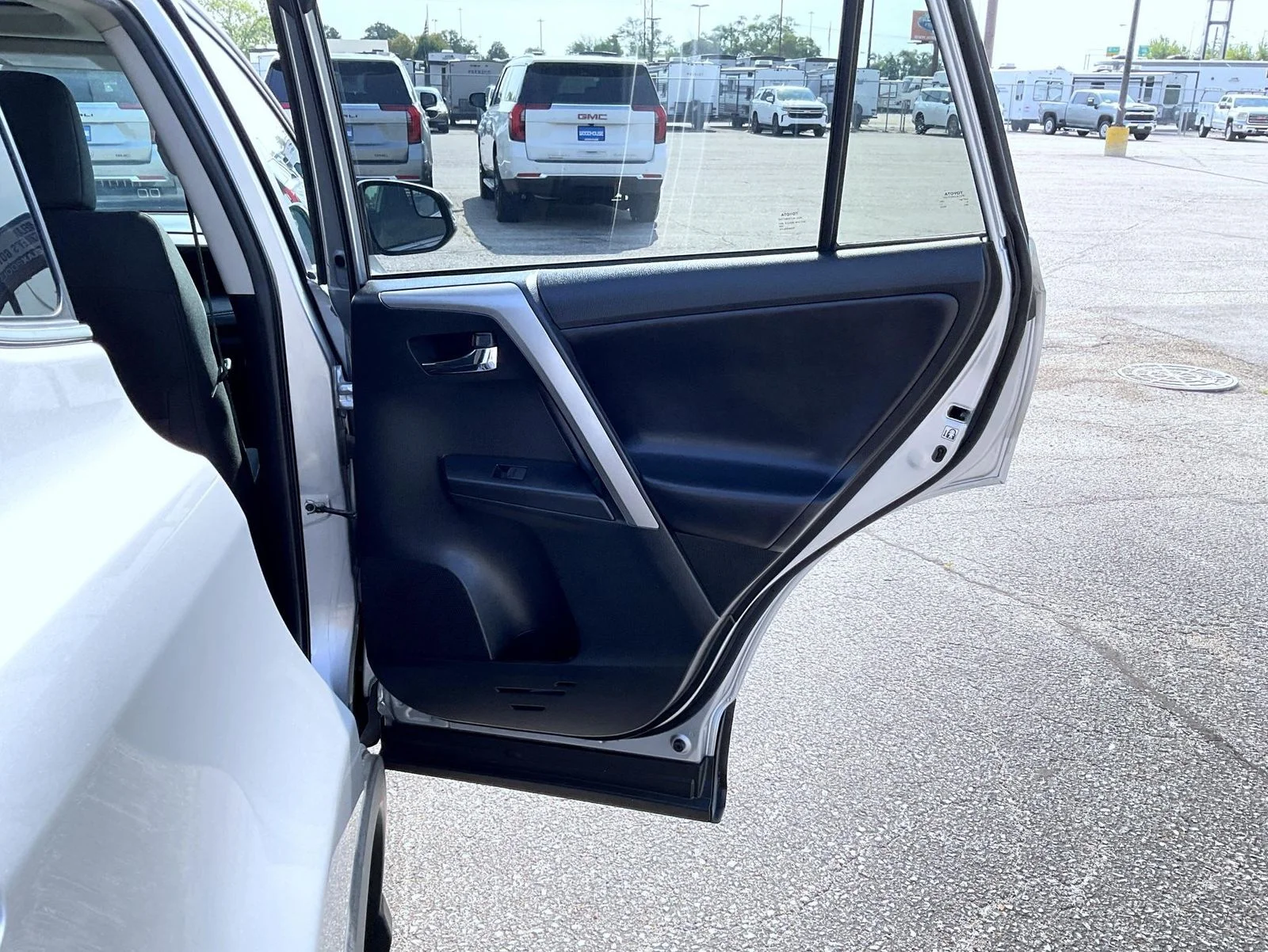 Used 2018 Silver Toyota XLE image 17
