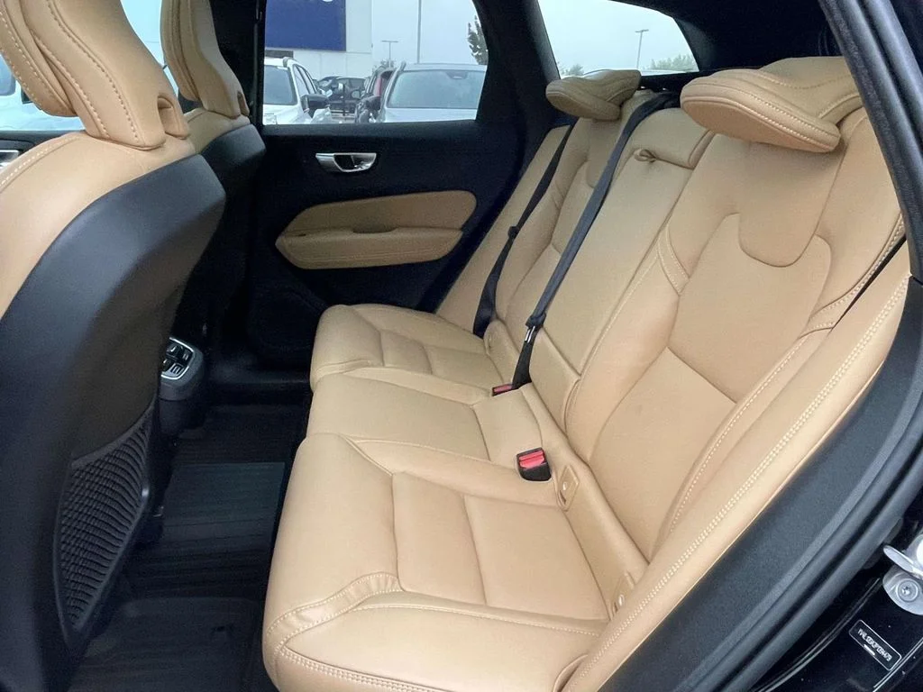 Used 2023 Onyx Black Metallic Volvo Ultimate Bright Theme image 3