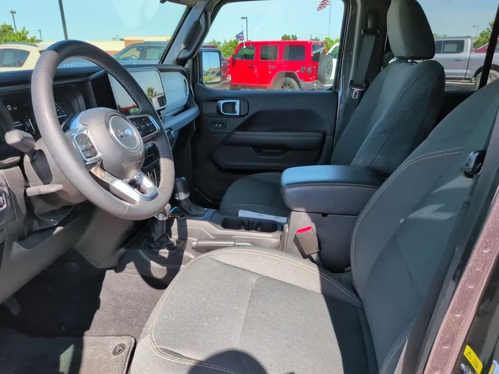 Used 2025 Gray Jeep Sahara 4xe image 22