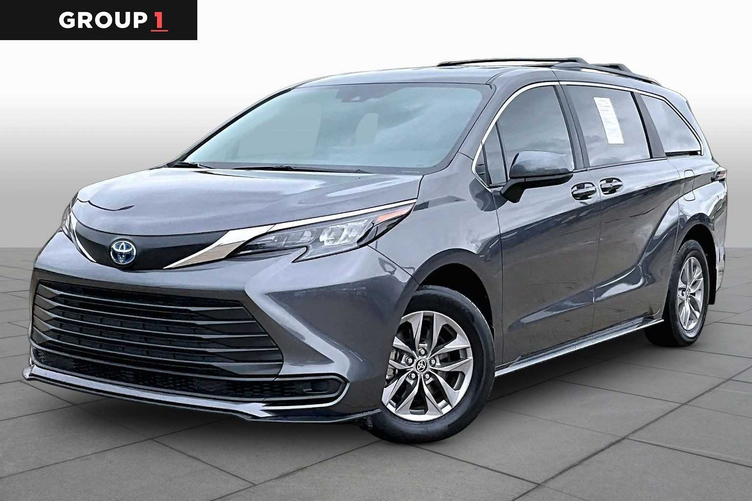 2025 Toyota Sienna LE 8-Passenger Hybrid FWD's photo