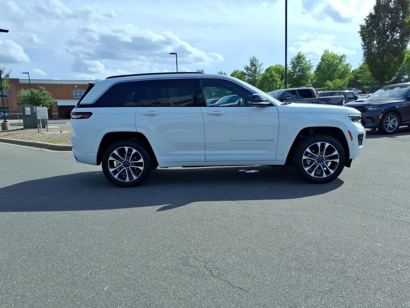 Used 2024 WHITE JEEP OVRLND image 11