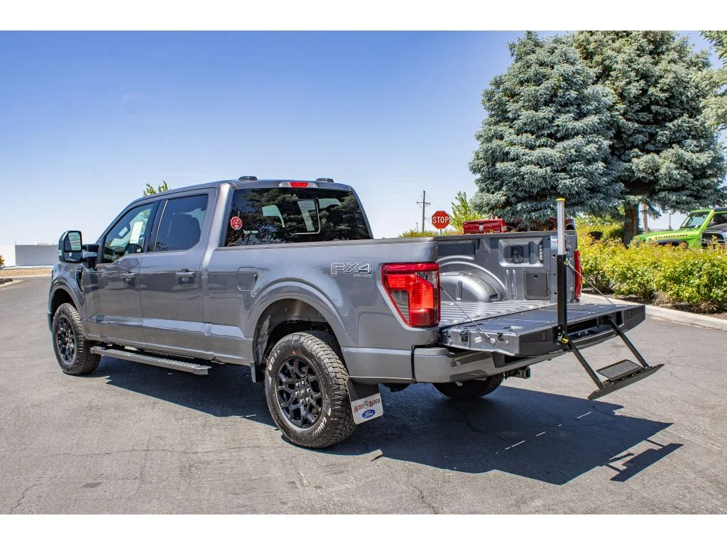 New 2026 CARBONIZED GRAY METALLIC Ford XLT image 13
