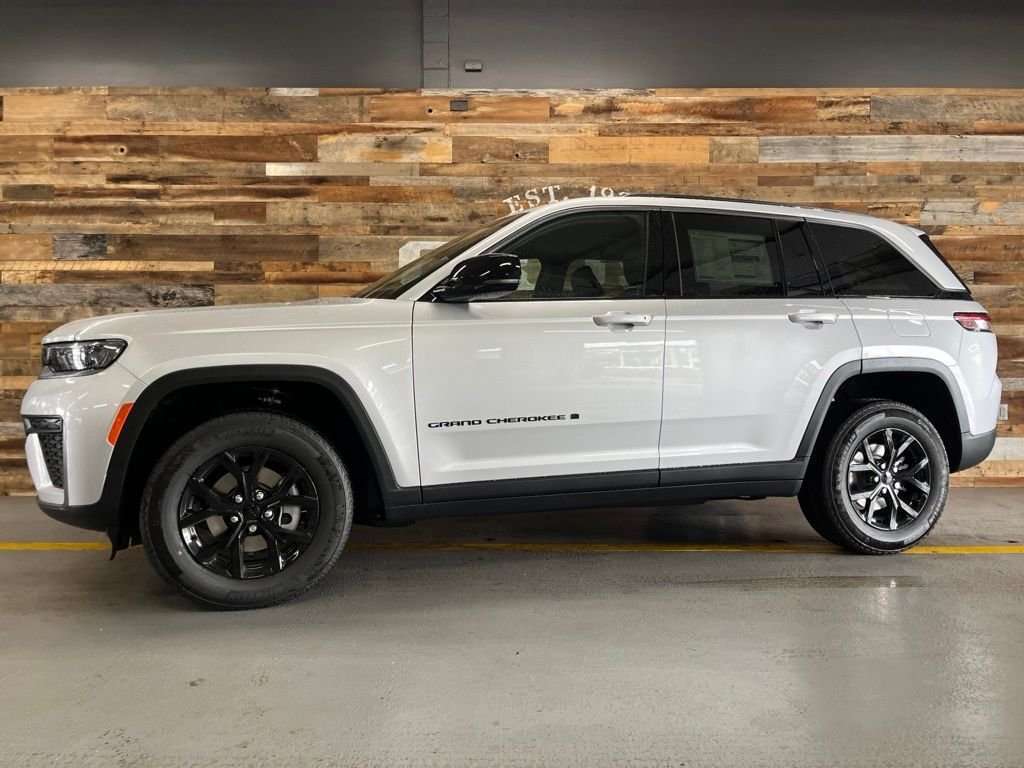 New 2026 Silver Zynith Exterior Paint Jeep Laredo Altitude image 18