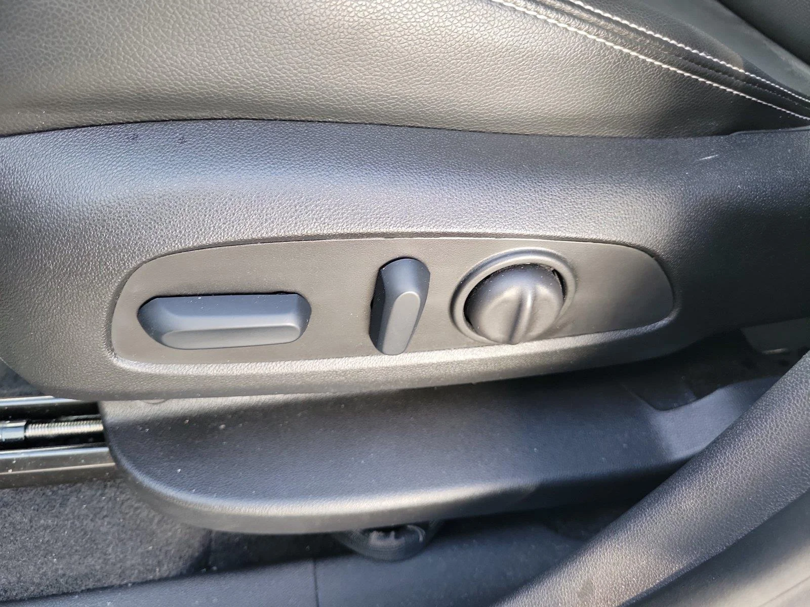 Used 2024 Sterling Metallic GMC SLT image 17