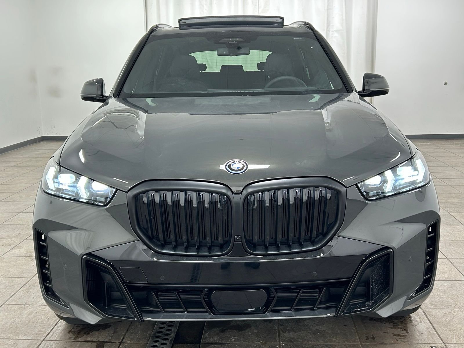 New 2026 Dravit Gray Metallic BMW xDrive50e image 7