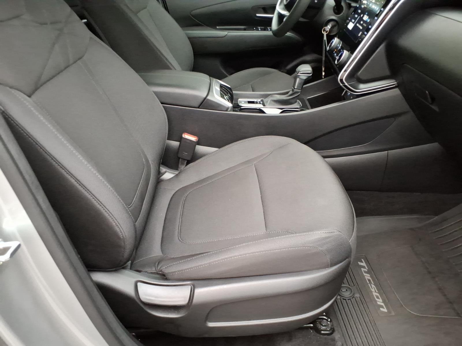 Used 2022 Shimmering Silver Hyundai SE image 19