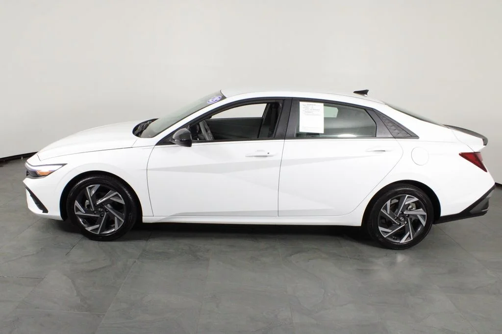 Used 2025 White Hyundai SEL Sport image 14