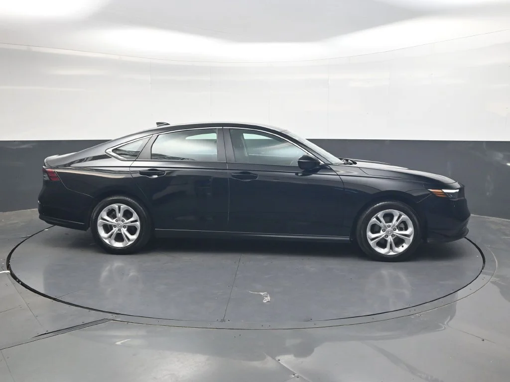 Used 2025  Honda LX image 3
