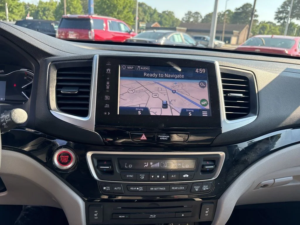 Used 2017  Honda Touring image 18