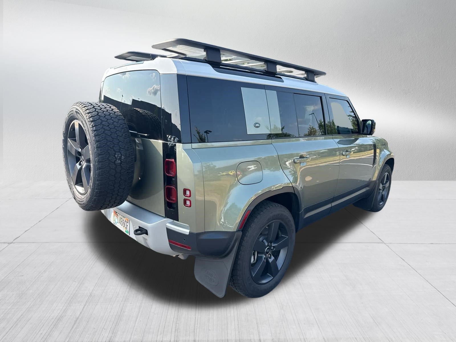 Used 2024 Pangea Green Metallic Land Rover S image 4