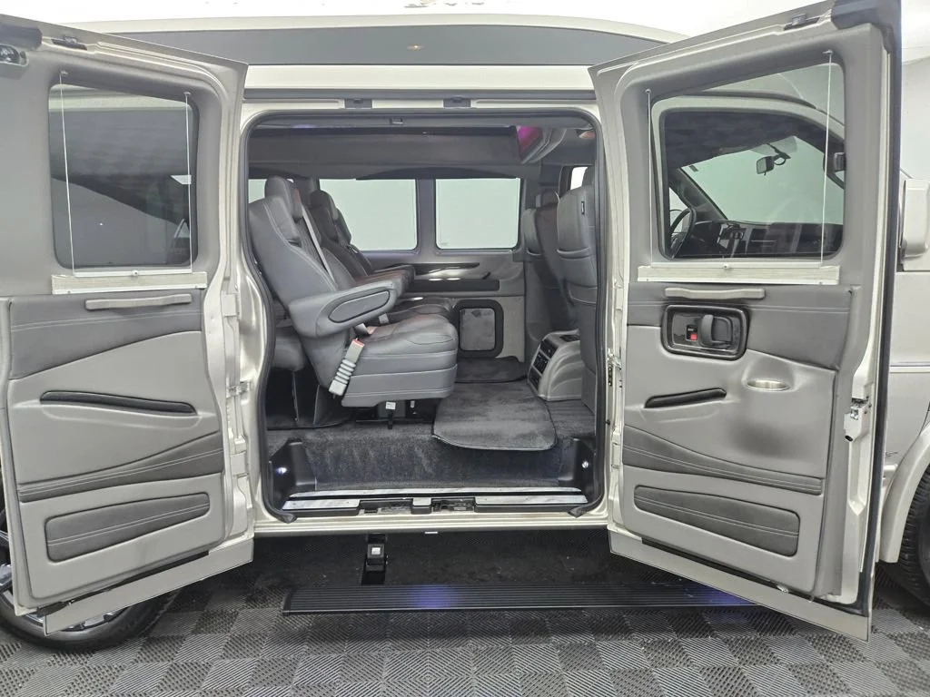 2023 GMC Savana Cargo Work Van - Photo 37